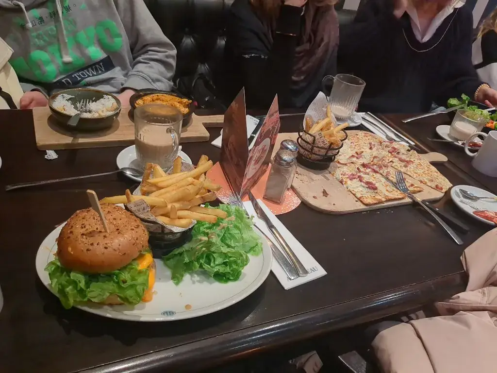 Arsenii Bondarenko_Au Bureau Neuville en Ferrain - Roncq - Tourcoing – Pub Brasserie Restaurant – Afterwork, Burgers, Bières, Sport en direct_Neuville-en-Ferrain_review