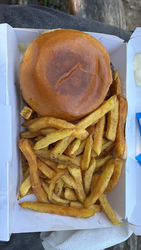 Maelys Simoes_BURGER AVENUE 🍔🥤🍟 Réouverture le 20 août ! 👨🏽‍🍳_Neuilly-en-Thelle_review