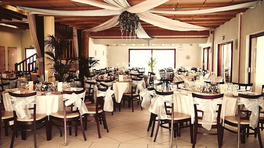 Le Lagon Bleu restaurant in Latilly