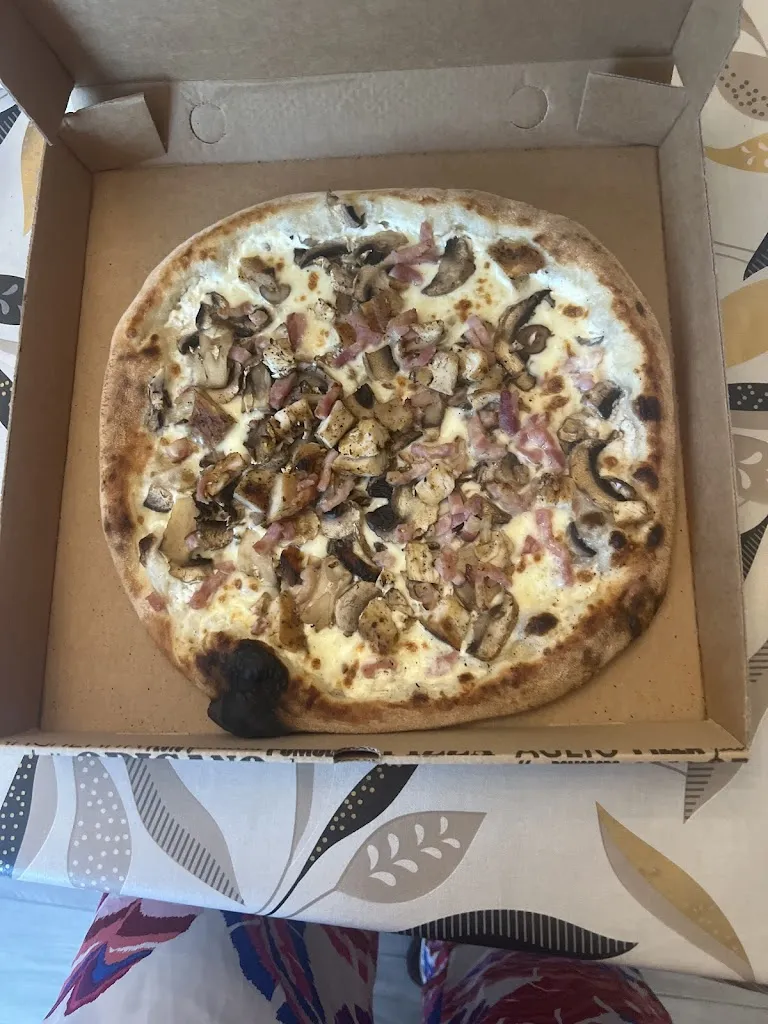 Julia Gaudy_Pizzeria Di Napoli_Noailles_review