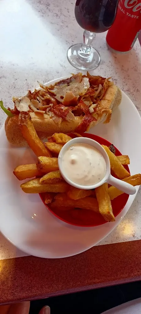 Leÿana Sombría_Chez Akay_Origny-Sainte-Benoite_review