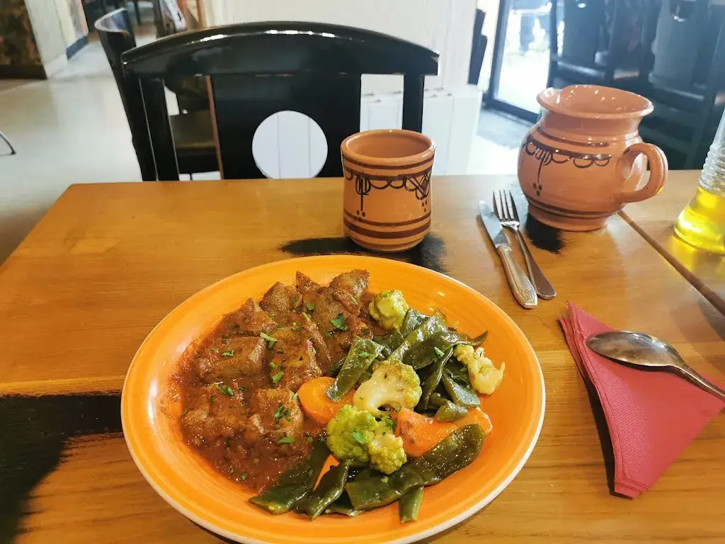 luau ve06_La Grotte_Montreuil_review