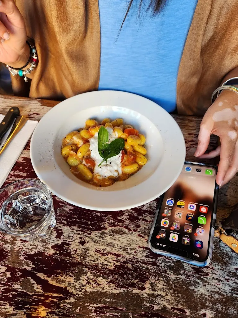 Waqas Abbasi_Restaurant Le Saint-Laurent_Montreuil_review