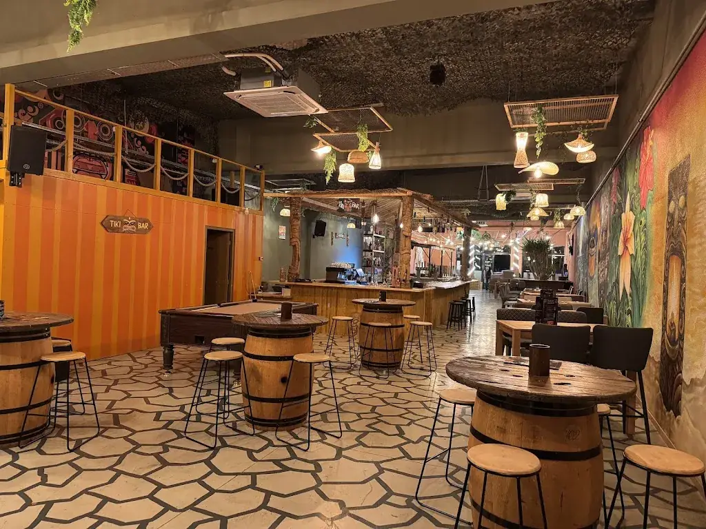 Tiki's Bar Brasserie_Proville_slider_image_1