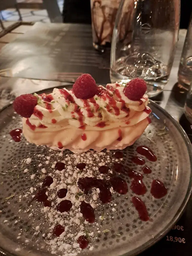 Tiki's Bar Brasserie_Proville_slider_image_2