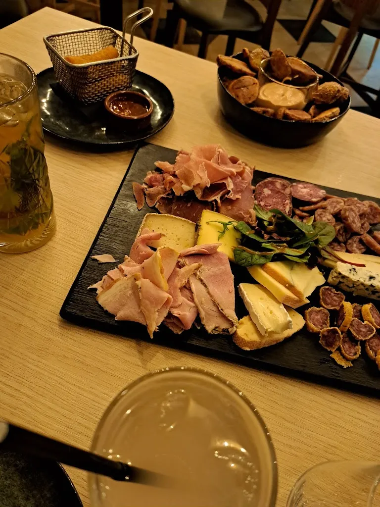 Gabrielle Toubas_Le Monopol_Pernes-les-Fontaines_review