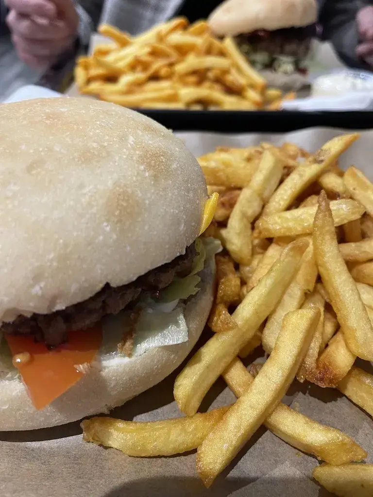 Cyane Defoort_Friterie Au cass'croûte_Ribemont_recensione