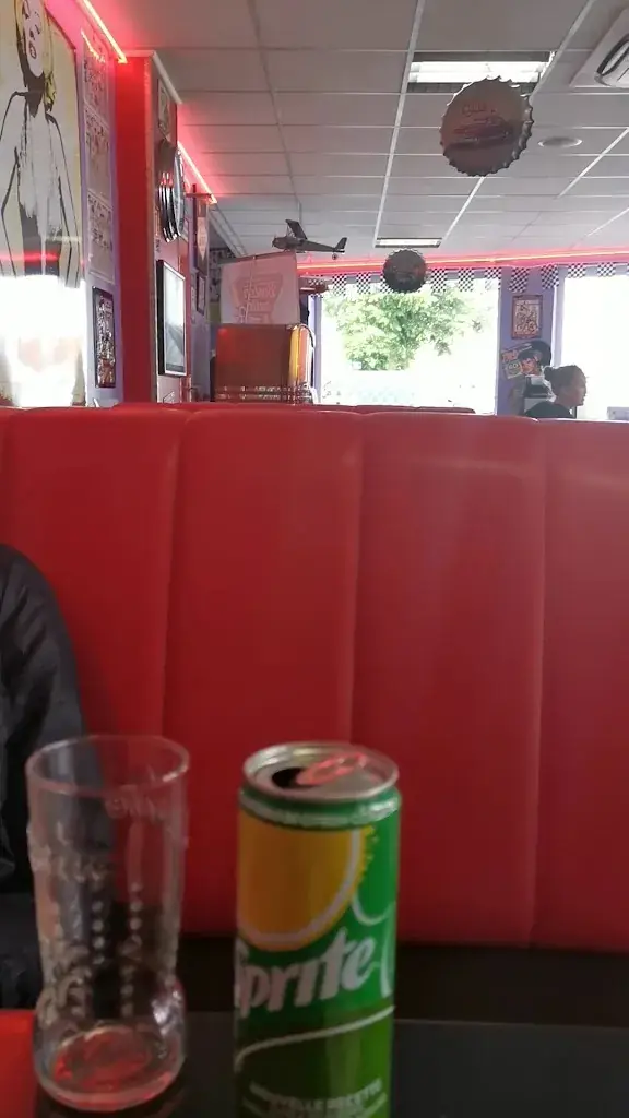 Eiffel Tower Diner_Sains-en-Gohelle_slider_image_2