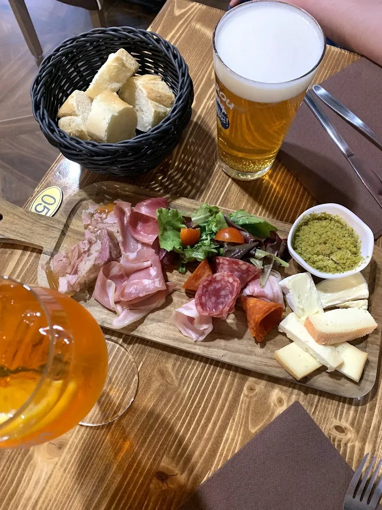 Aurore Lebegue_L’Avenue_Sains-en-Gohelle_review