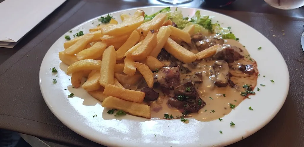 LA BELLEVUE restaurant in Ferrière-la-Grande