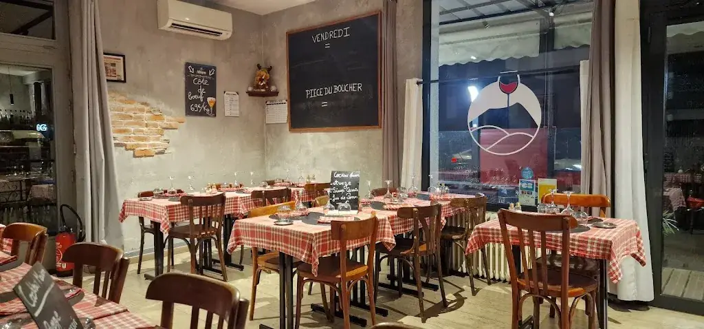 Aux Canuts Des Dômes - Bouchon Lyonnais (privatisation + grandes tables nous consulter) restaurant in Clermont-Ferrand