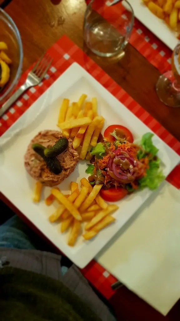 june genabe_L'Hazewinde_Saint-Sylvestre-Cappel_review