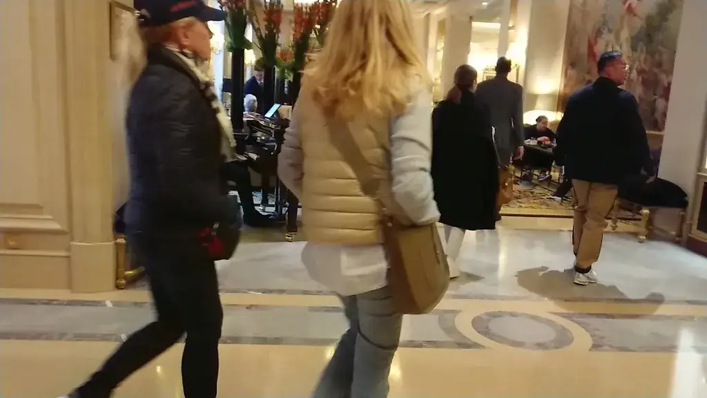 qlv assoc_La Galerie_Paris_review