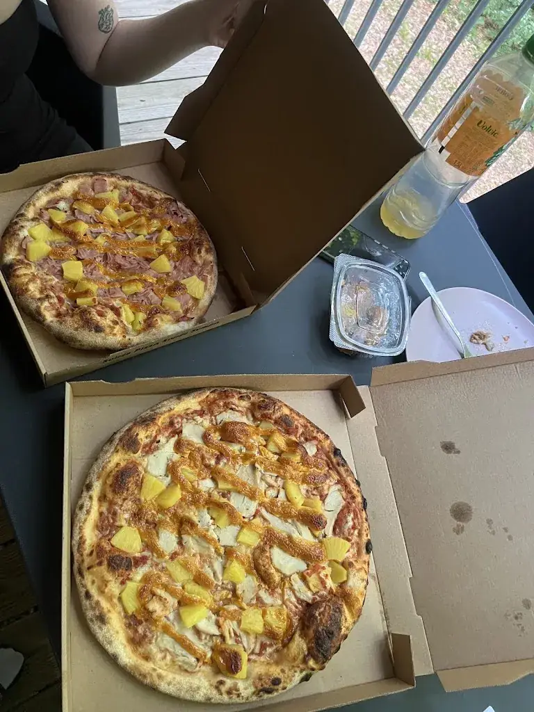 Danny The doggo_Deli pizza_Sars-Poteries_review