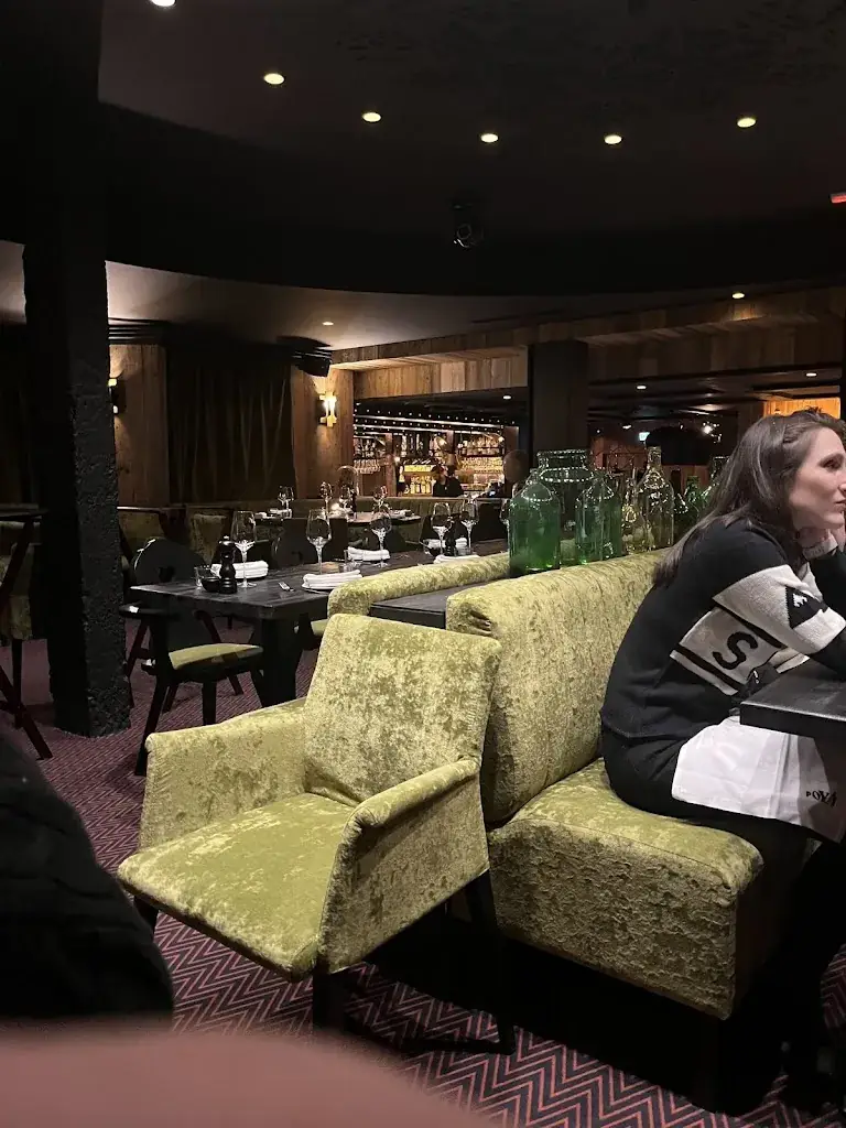 Marcus Casfikis_POYA restaurant & diling diling trattoria bar_VALD'ISERE_review