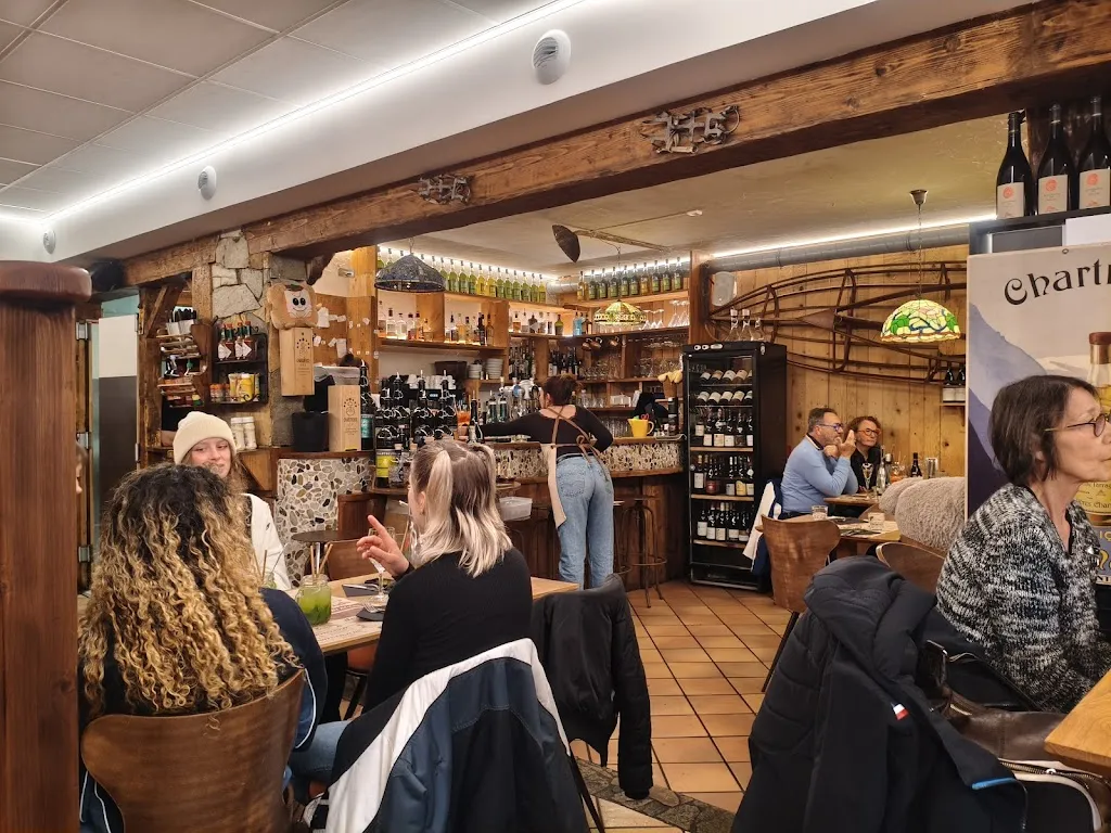 Le Trappeur restaurant in Alpes