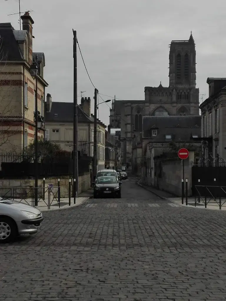 Agnieszka Choińska_La Cathédrale_Soissons_reseña