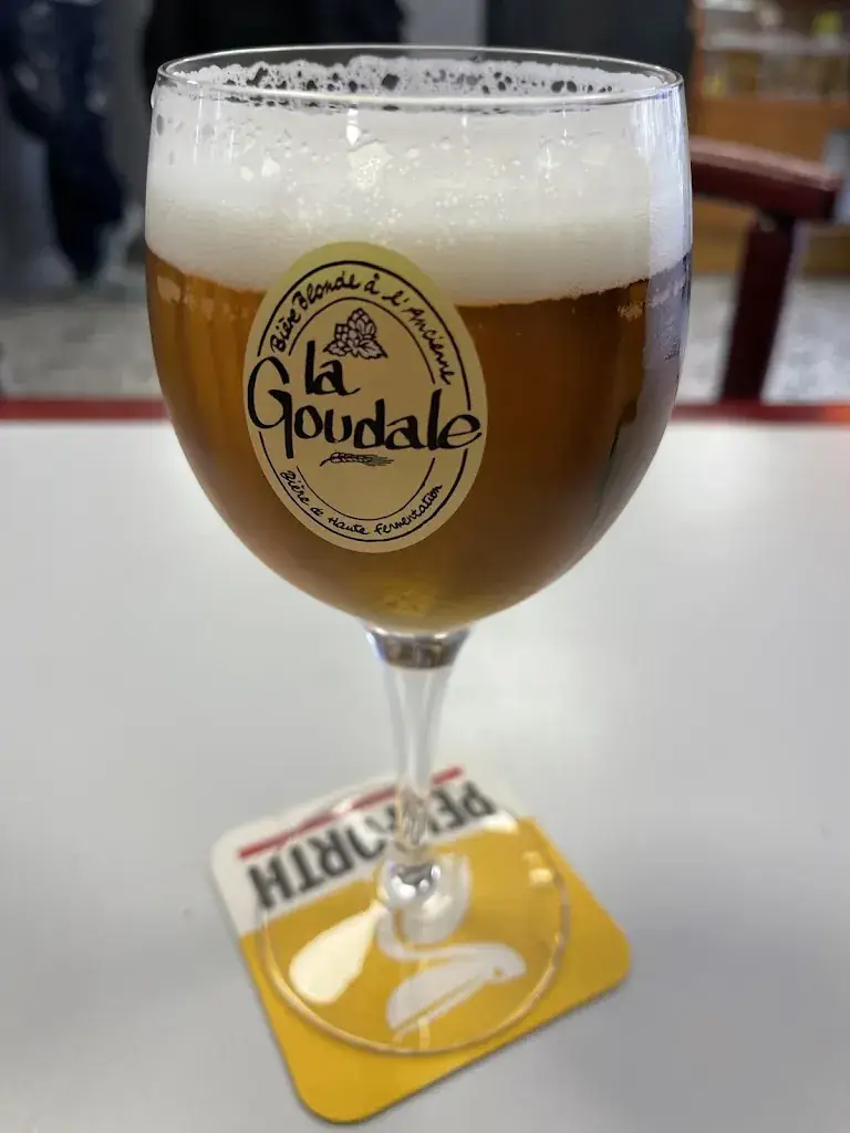 Michael Schmidt_Le Central_Troissereux_review