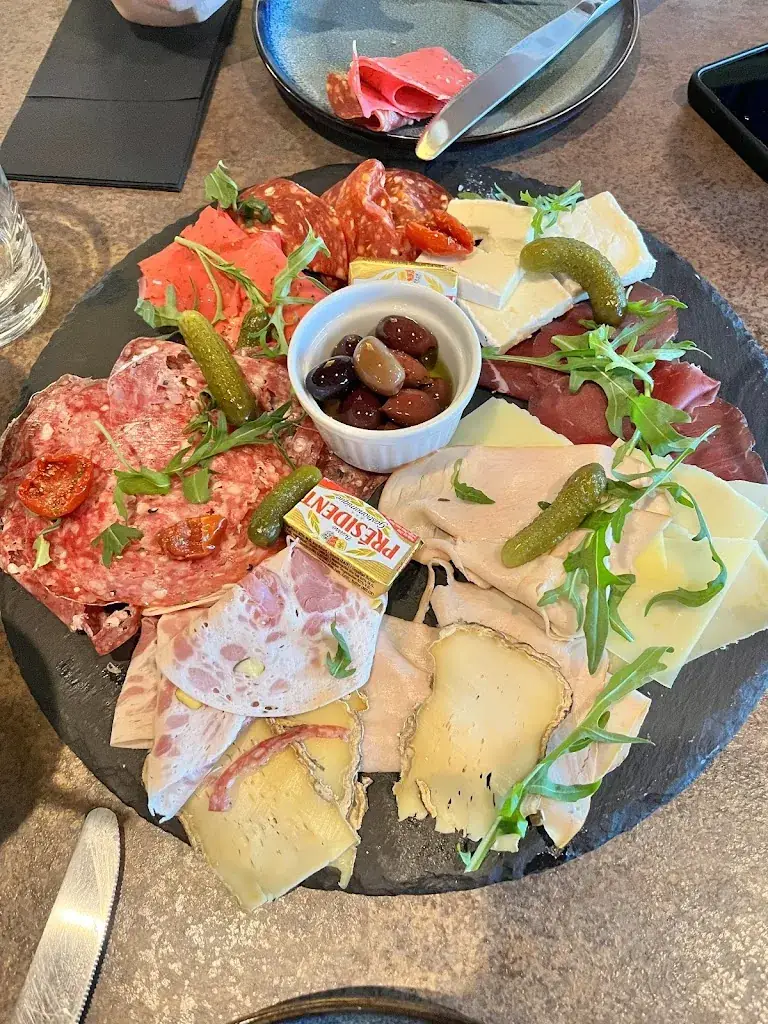 Emilie Joachim_Le Bellagio_Senlis_review