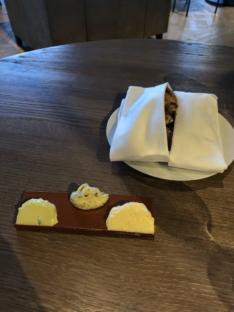 Seyoung Lee Colin_LE CARROUSEL_Chantilly_review