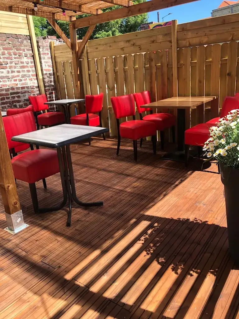 Red pizza restaurant in Villers-Bretonneux