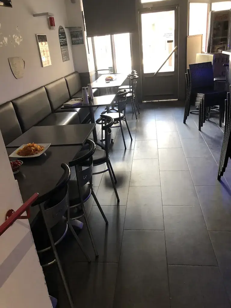 Le Victor Hugo Restaurant in Cusset