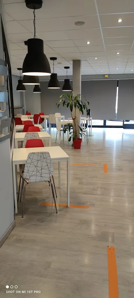 Be Happy Street Food restaurant in d'Aunay