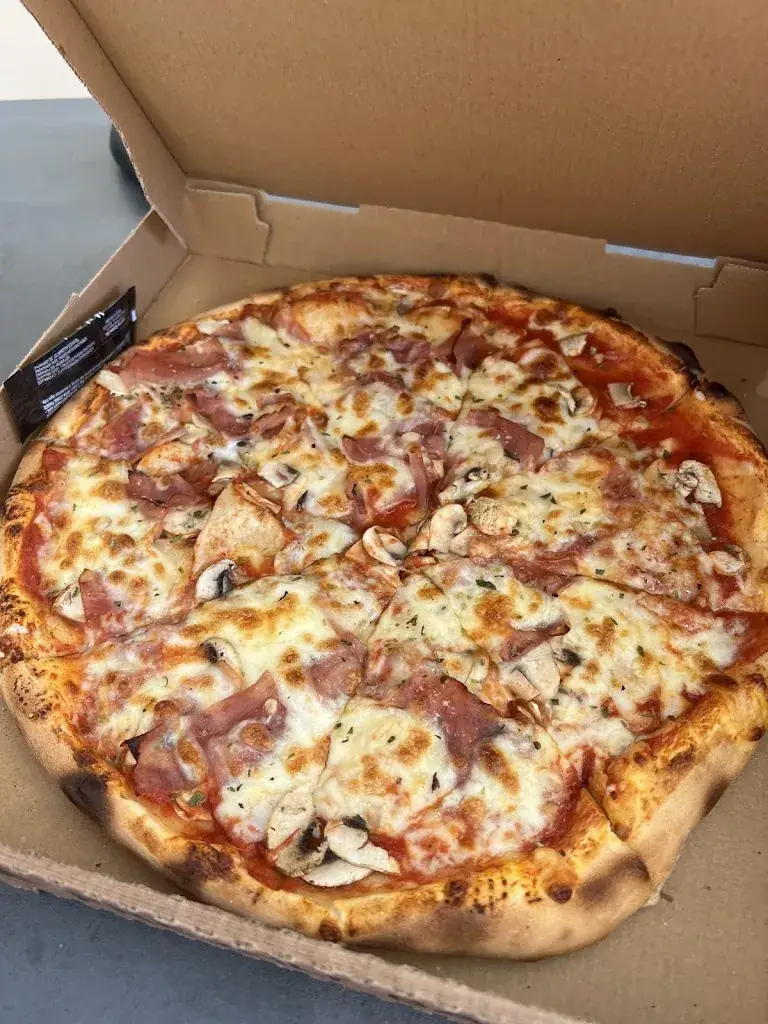 Sarah Seddouki (Sarah)_Di Napoli pizza_Angerville_review