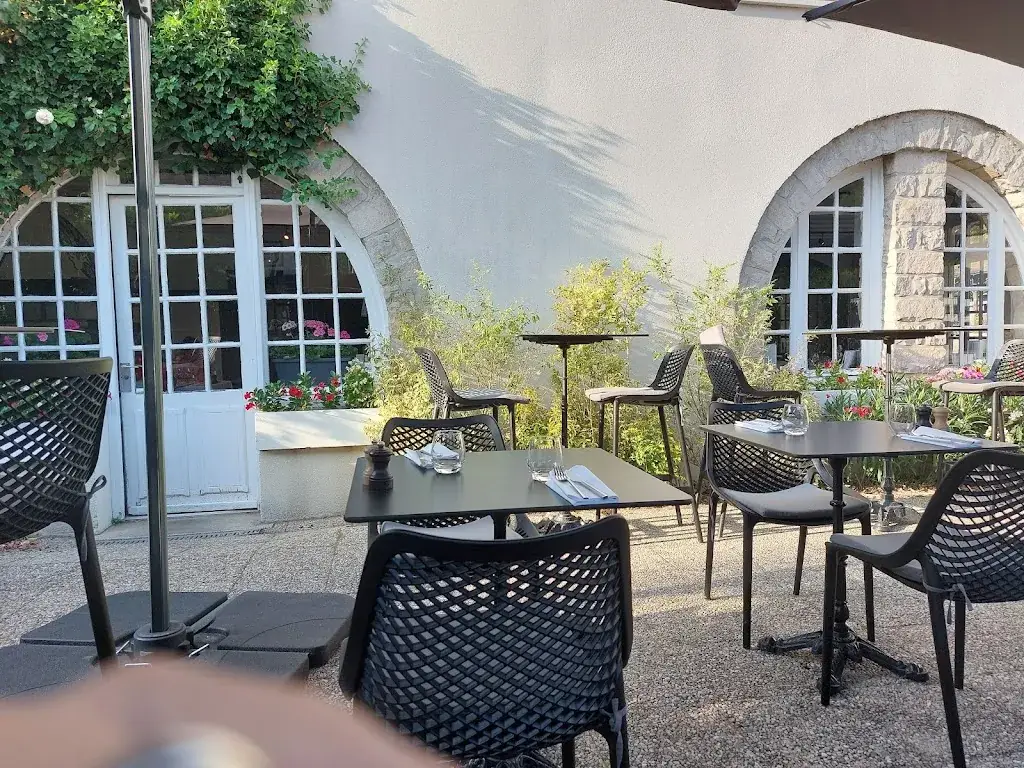 Petit Corne Biche restaurant in Arbonne-la-Forêt