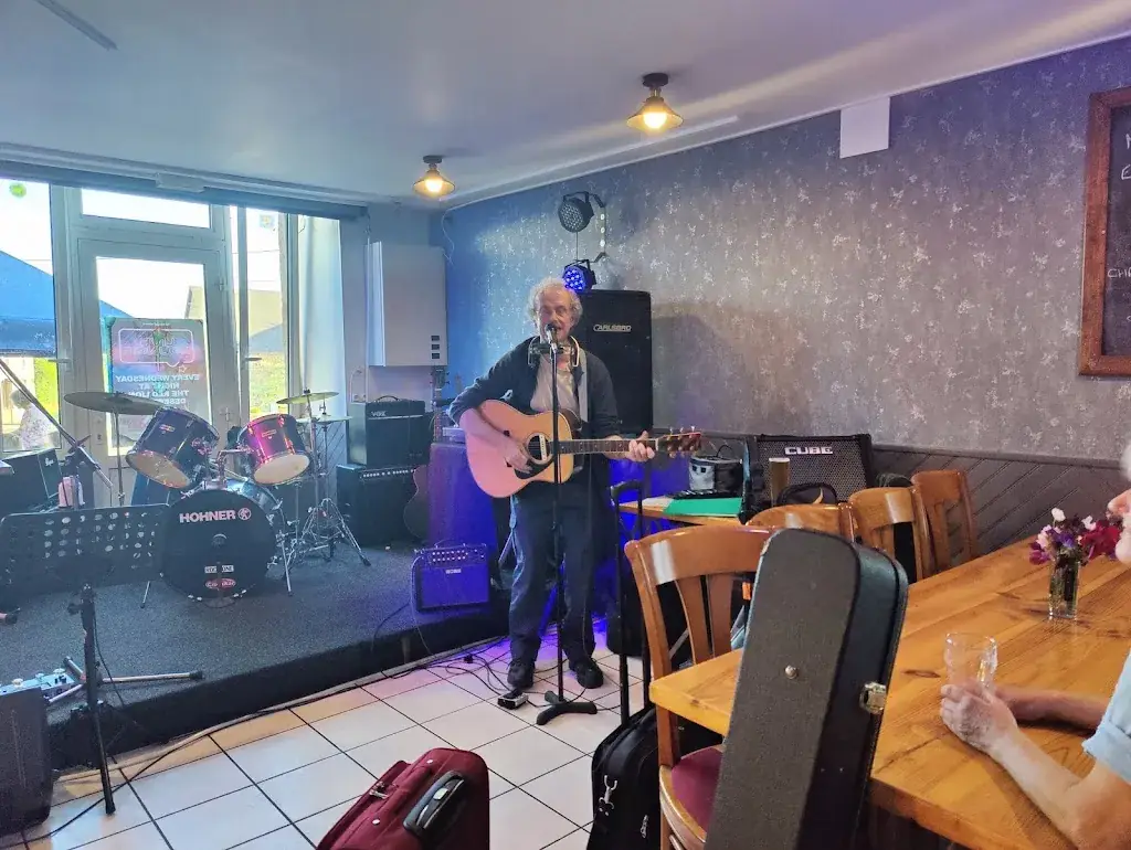 Elena Roberts_The Red Lion_Désertines_review