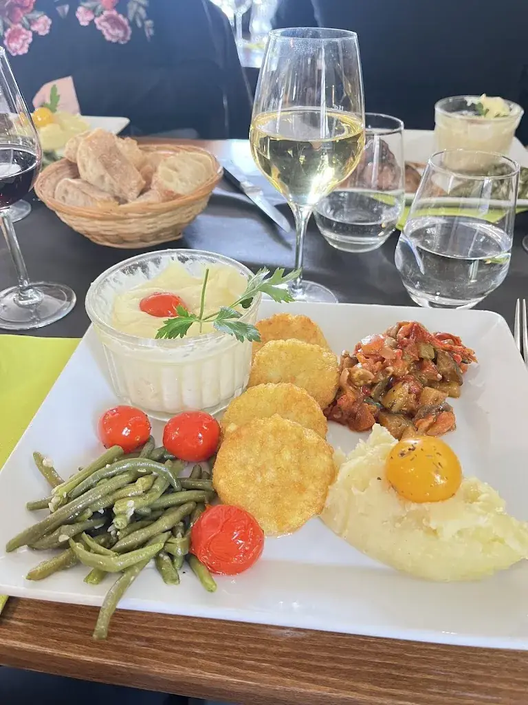 Shikha Kumawat_LES BROCHES DU VEXIN Au plaisir de régaler votre curiosité_Montgeroult_Bewertung