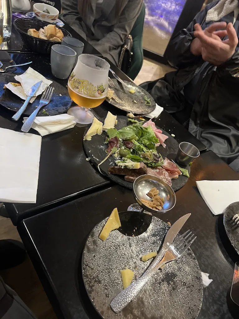 Mila Ter-kureghyan_AS cafe_Alfortville_recensione