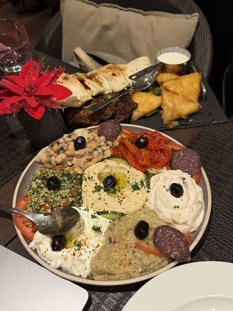 Kamilia Carlos_LA ROGINA_Alfortville_review