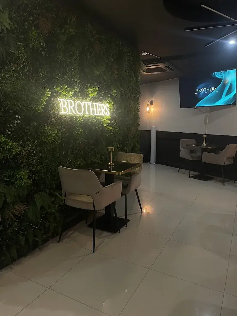 M_BROTHERS ✨_Arpajon_review