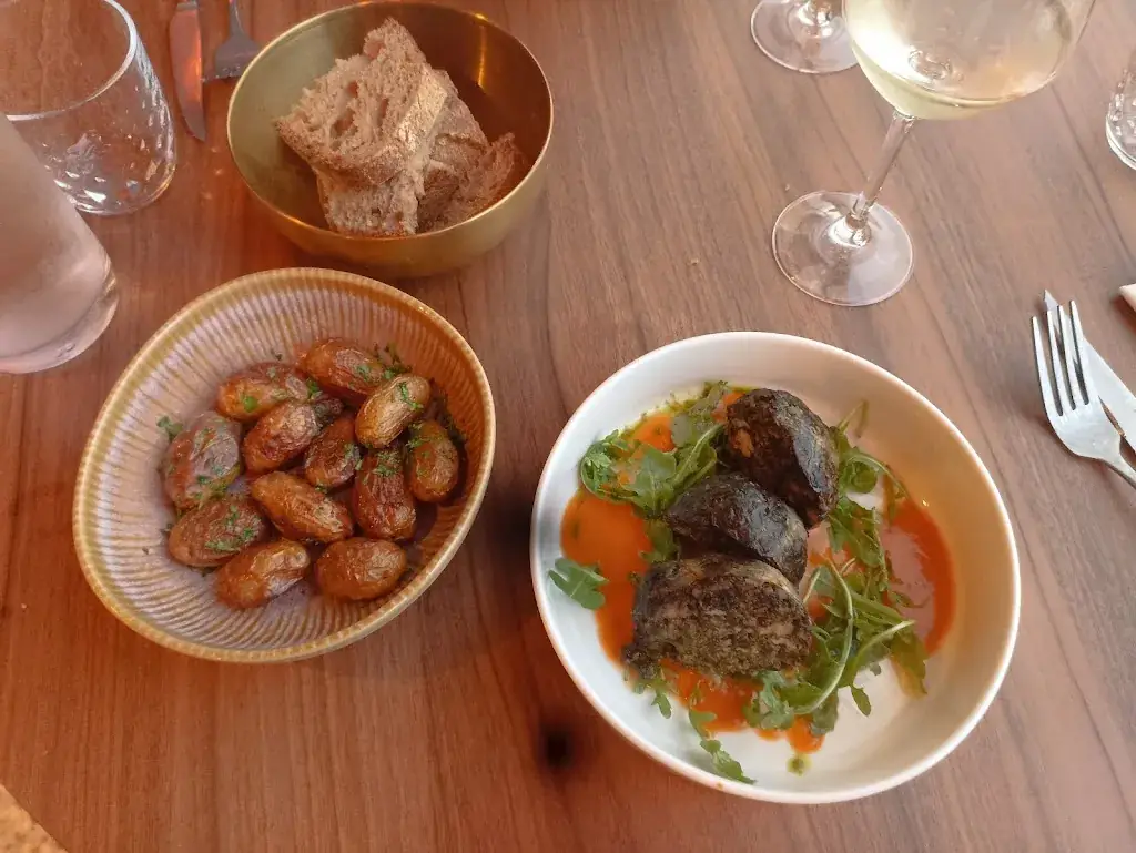 nathalie ladreyt_LA TABLE DU BAS A DARDILLY_Dardilly_review