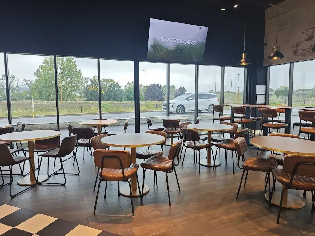 Beegee'z Café ⚡️🍔_Flins-sur-Seine_slider_image_3