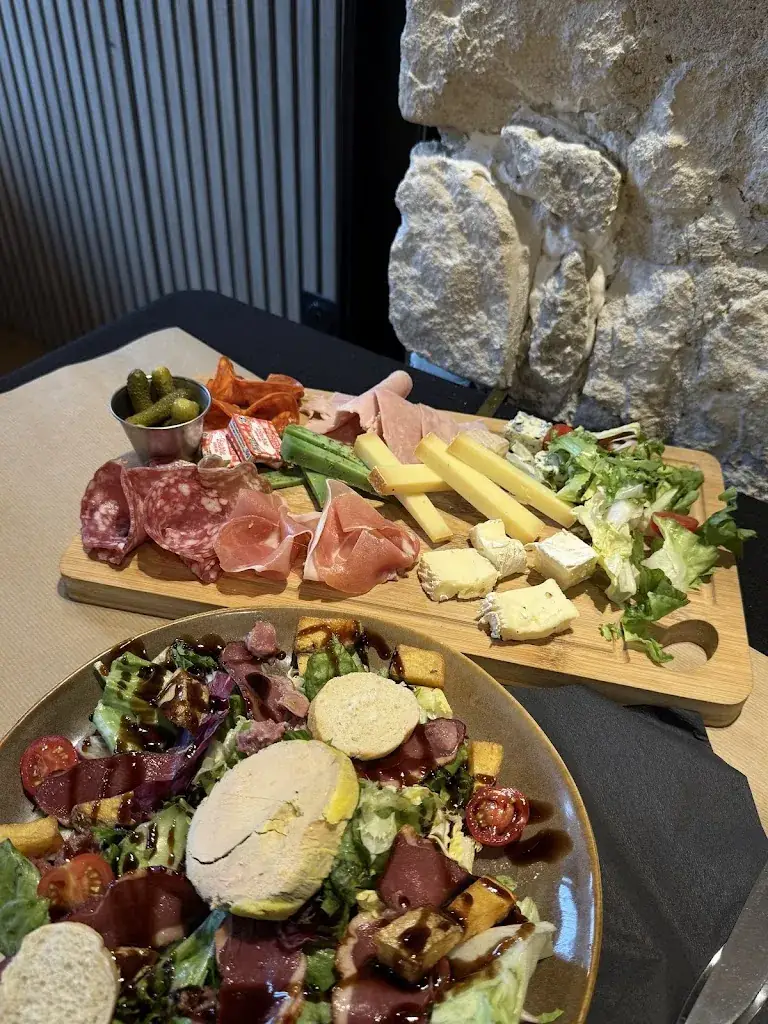 Julie Sun_Le Café de la Paix Auvers sur Oise_Auvers-sur-Oise_review