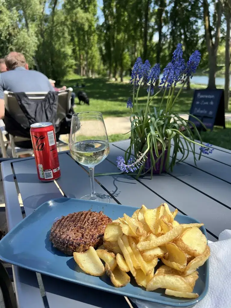 Pedro Henrique Fernandes do Carmo Las Casas_Madame Guinguette_Auvers-sur-Oise_review