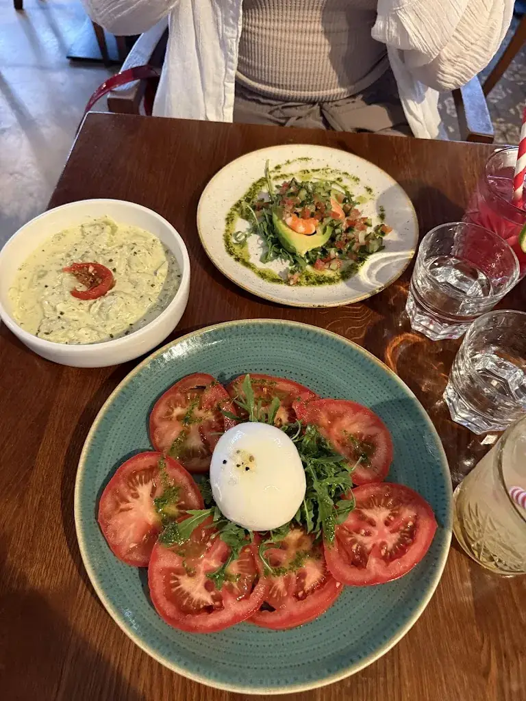 Hannah Eckstein_Café Le Papillon_Paris_review