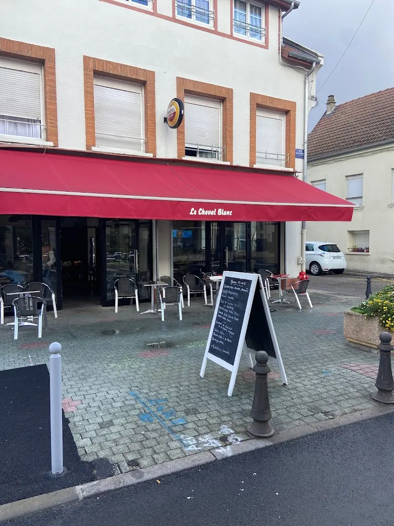 Le Cheval Blanc restaurant in Bonnières-sur-Seine
