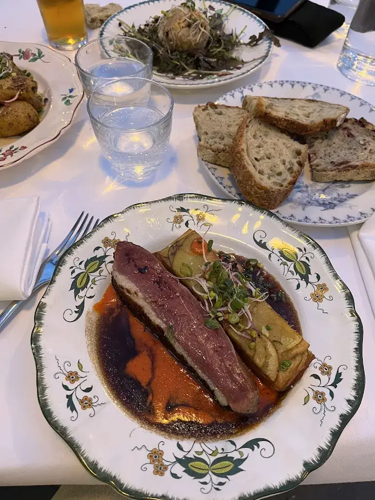 Betsy Johnson_Le Barn_Bonnelles_review