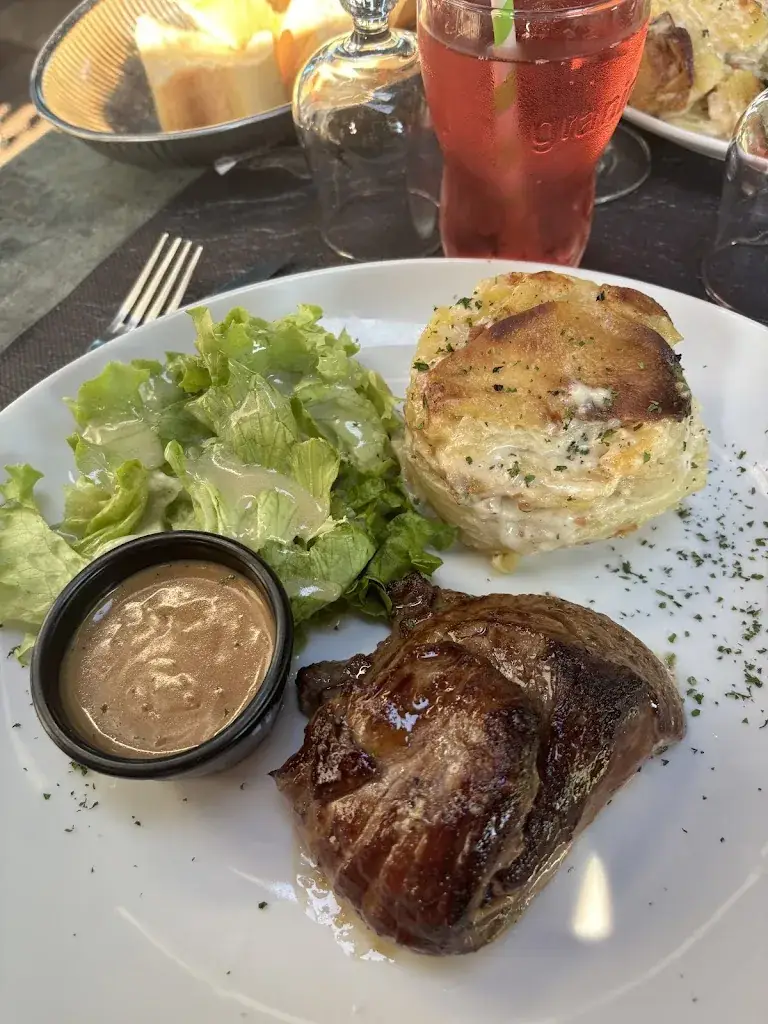 Cafe Hotel de Paris_Bièvres_slider_image_1