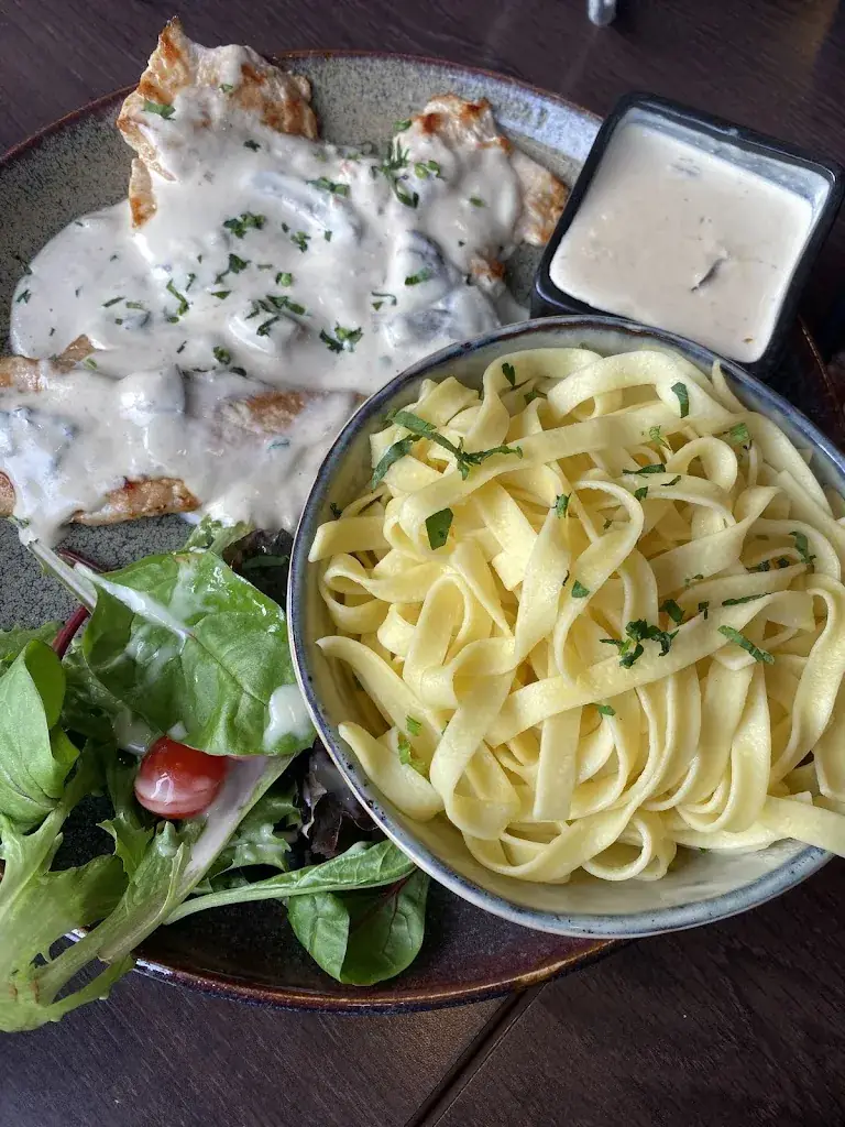 Marwah Almejalhem_The Citizen_Bezons_review