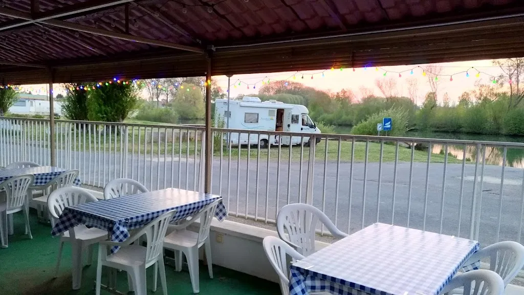 La Guinguette de Bray restaurant in Bray-sur-Seine