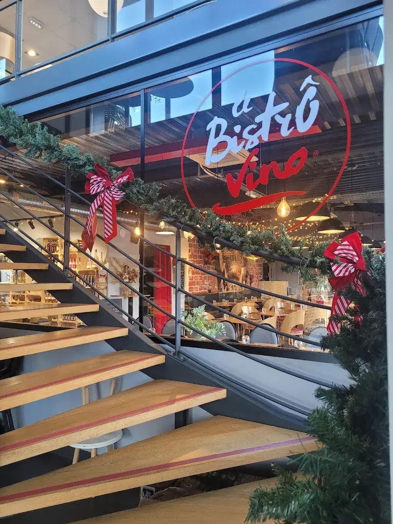 Le BistrÔ Vino Restaurant in Breuillet