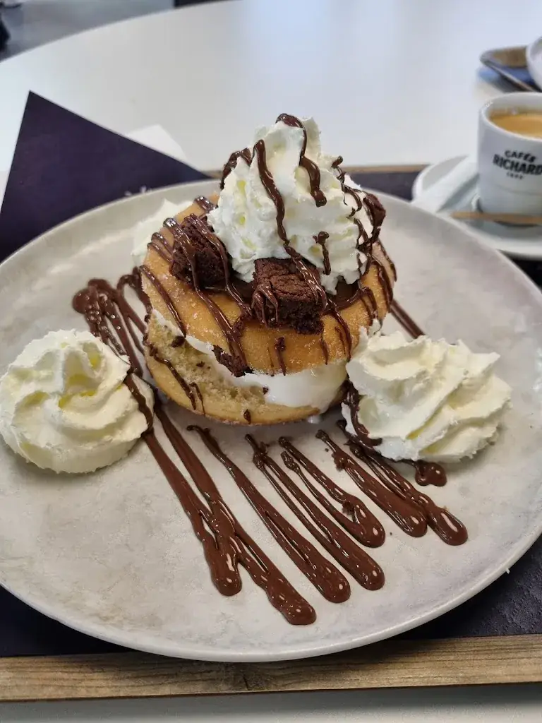 Rajaa ELHAIL_Home's restaurant food court_Boussy-Saint-Antoine_review