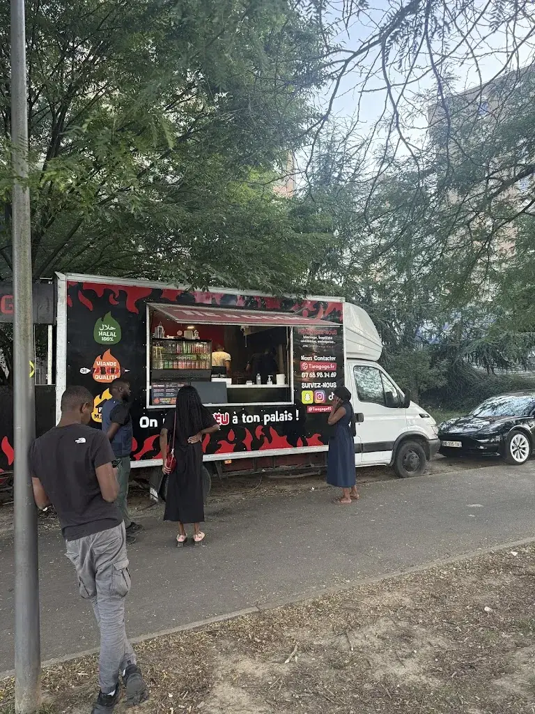 Younes El Bachir_Tieagogo Bobigny (93) Barbecue, Sandwichs, Brochettes | Foodtruck Fast-food Restaurant nuit_Bobigny_Bewertung