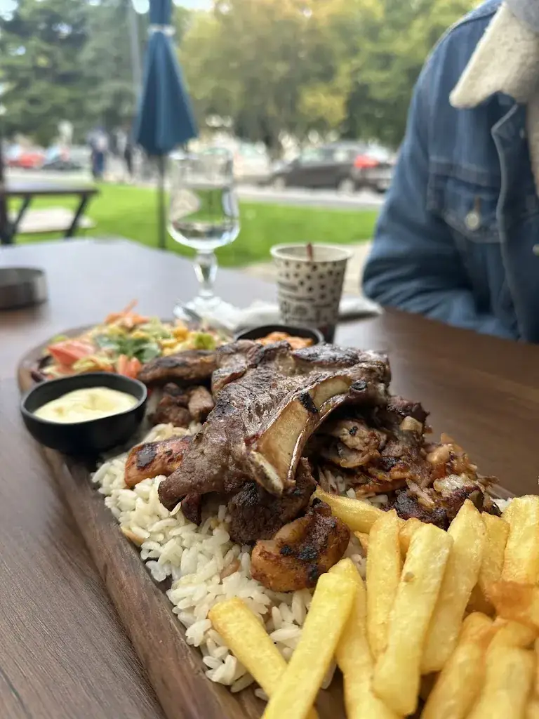 Oumaima Besbes_Planet İstanbul_Bobigny_review