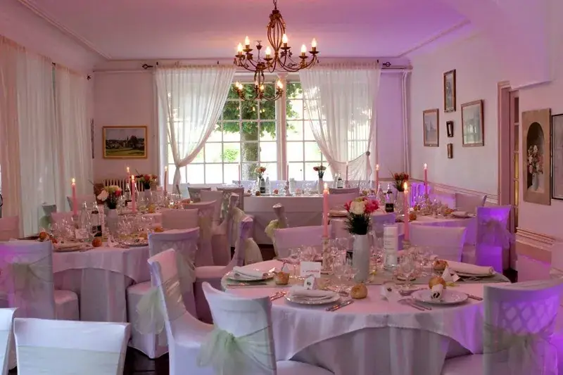 Les Salons Léopold restaurant à Cernay-la-Ville