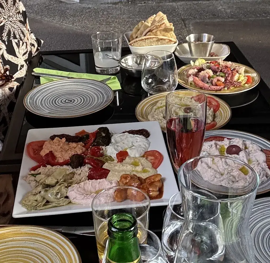 Stephane G_Chez Aris_Cachan_review